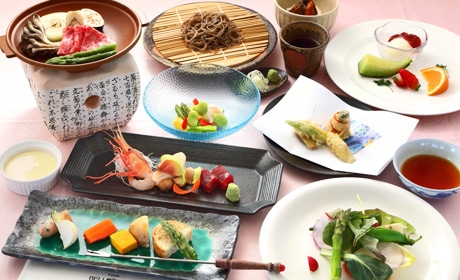 写真:夕食セットメニュー一例